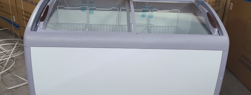 Congélateur neuf avec 2 vitres coulissantes sur le dessus - 4 paniers - 27" x 49" - 115V / 15 AMP
