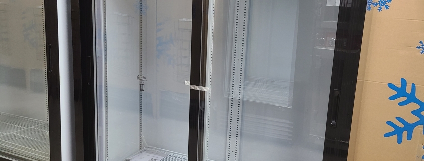 Réfrigérateur neuf 2 portes vitrées - 8 tablettes grillagées (4 à droite + 4 à gauche) - 53" x 28" x 80"